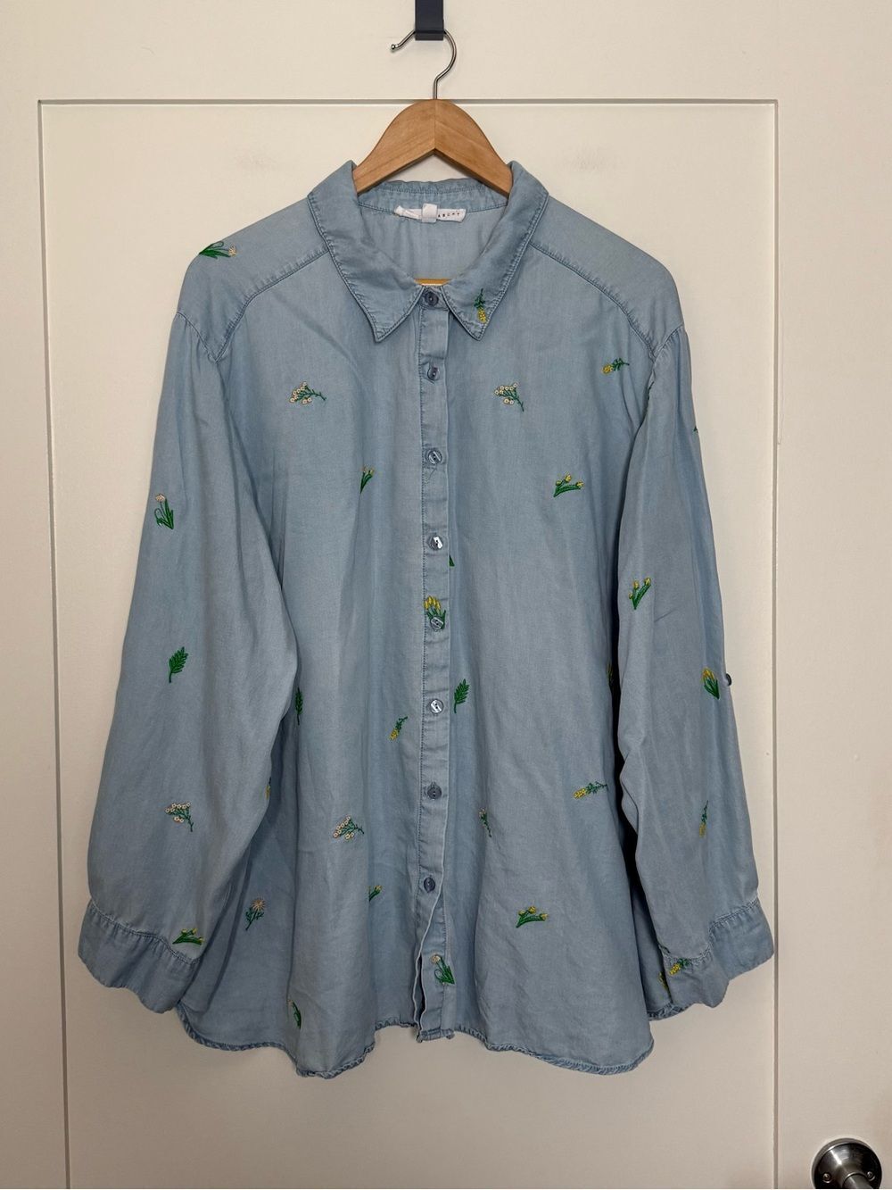 Jane + Delancey Blouse Womens Sz 3X Blue Chambray Flower Embroidered Button Up